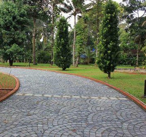 Cobblestone garden path and landscaping application